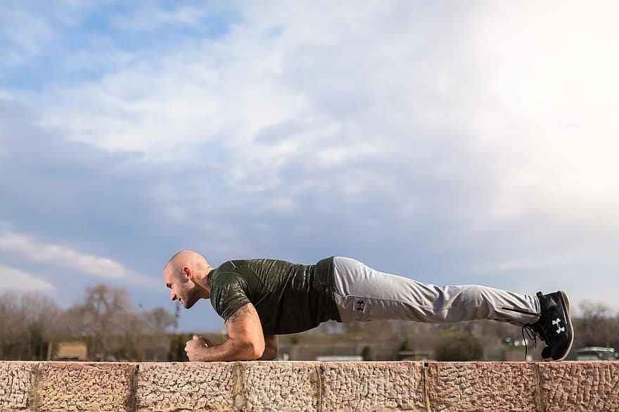 exercício ao ar livre vs. treinamento em ambiente interno
