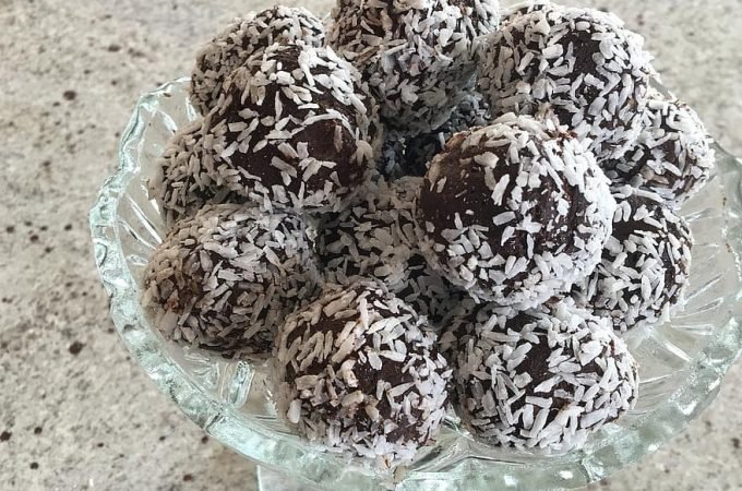 RECEITA DE TRUFAS SAUDÁVEL DE BANANA, NOZES E MANTEIGA DE AMENDOIM