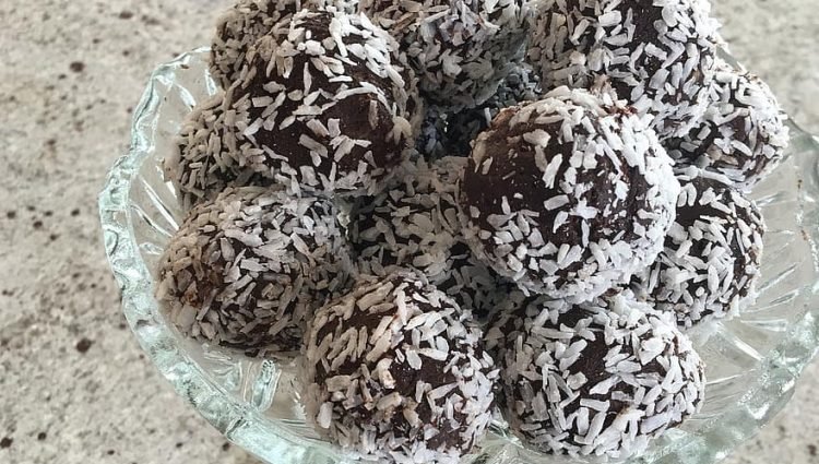 RECEITA DE TRUFAS SAUDÁVEL DE BANANA, NOZES E MANTEIGA DE AMENDOIM