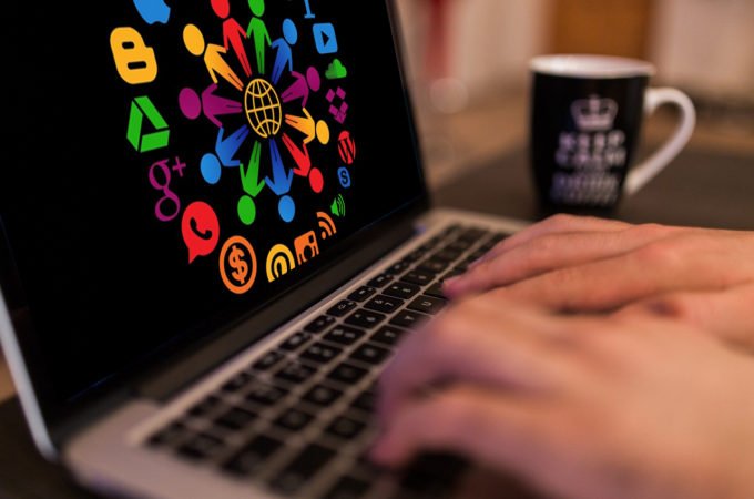 Como colocar sua pequena ou média empresa online: Guia passo a passo.