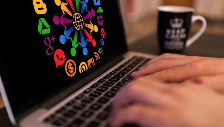 Como colocar sua pequena ou média empresa online: Guia passo a passo.